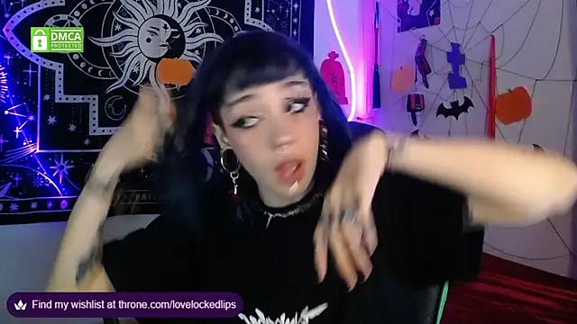 Snapshot of lovelockedlips chatting on October 31, 1:39 am lovelockedlips online show from October 31, 1:39 am