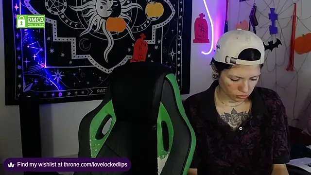 Snapshot of lovelockedlips chatting on November 4, 1:38 am lovelockedlips online show from November 4, 1:38 am