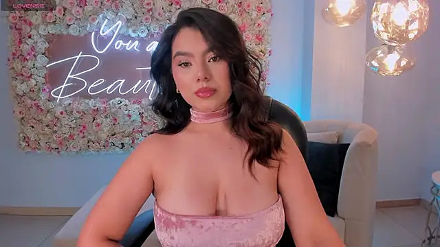 Snapshot of CandaseRussell chatting on October 25, 8:03 pm CandaseRussell online show from October 25, 8:03 pm