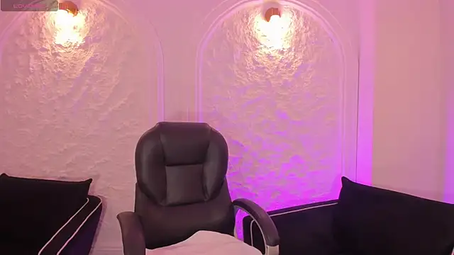 Snapshot of CandaseRussell chatting on December 15, 1:10 am CandaseRussell online show from December 15, 1:10 am