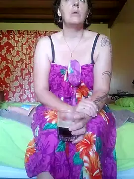 Snapshot of emiliemilf chatting on June 23, 8:29 pm emiliemilf online show from June 23, 8:29 pm