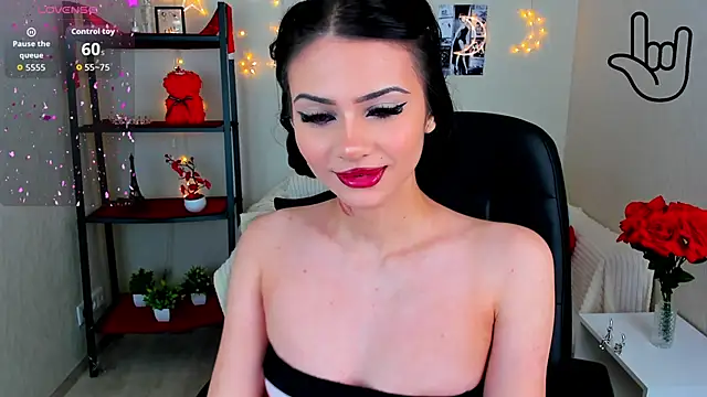 Snapshot of Kitti__ chatting on June 10, 1:28 am Kitti online show from June 10, 1:28 am