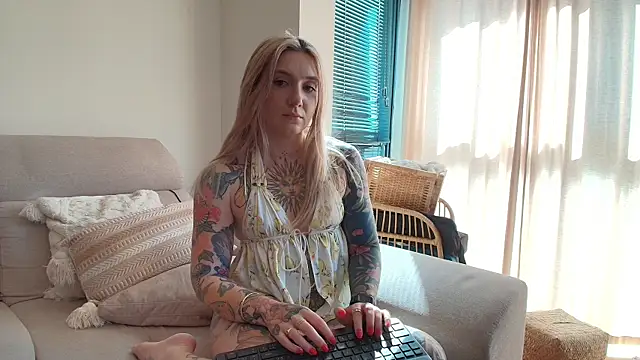 tattoobbgirl online show from April 28, 3:28 pm