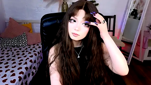 Snapshot of maddymystie chatting on July 25, 2:47 pm maddymystie online show from July 25, 2:47 pm