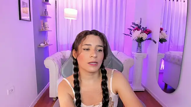 Snapshot of hanna_mils chatting on June 23, 11:30 am hanna mils online show from June 23, 11:30 am
