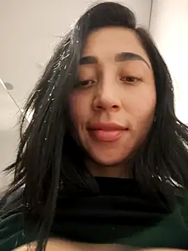 Snapshot of Elowyn chatting on February 19, 11:23 pm Elowyn online show from February 19, 11:23 pm