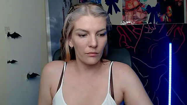 Snapshot of VanessaRey_ chatting on May 13, 3:20 pm VanessaRey online show from May 13, 3:20 pm