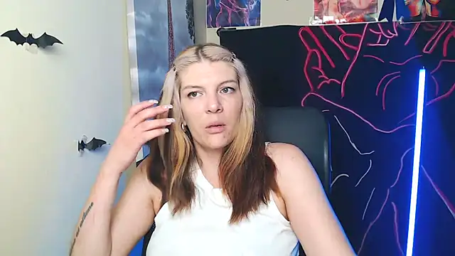 Snapshot of VanessaRey_ chatting on June 3, 7:00 am VanessaRey online show from June 3, 7:00 am