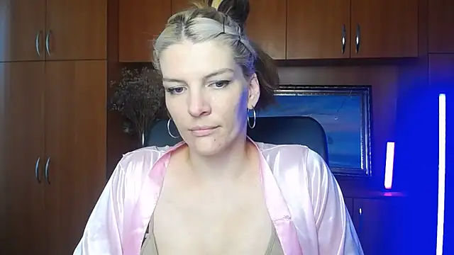 Snapshot of VanessaRey_ chatting on June 5, 6:52 am VanessaRey online show from June 5, 6:52 am