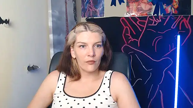 Snapshot of VanessaRey_ chatting on June 8, 6:14 am VanessaRey online show from June 8, 6:14 am