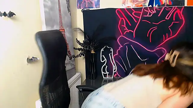Snapshot of VanessaRey_ chatting on June 18, 6:24 am VanessaRey online show from June 18, 6:24 am