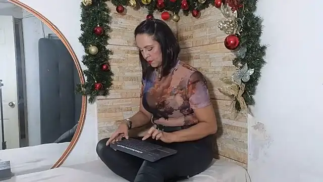 Amadamilf1980 online show from December 5, 8:49 pm