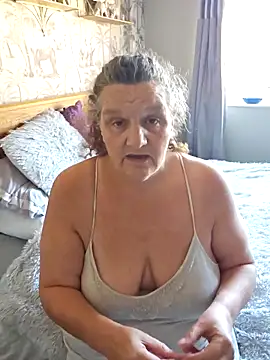 MissQueenBeex online show from October 12, 12:15 pm