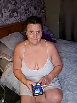 MissQueenBeex online show from October 13, 7:58 pm