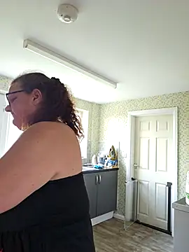 MissQueenBeex online show from May 4, 3:30 pm