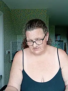MissQueenBeex online show from May 12, 2:36 pm
