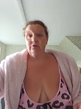 MissQueenBeex online show from June 7, 8:29 am
