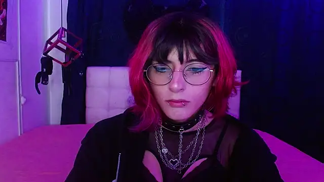 Snapshot of goth_minerva chatting on October 22, 1:33 pm goth minerva online show from October 22, 1:33 pm