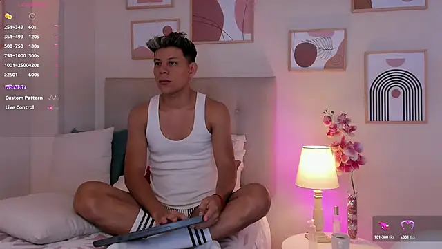 Snapshot of Almiboys chatting on September 11, 11:27 pm Almiboys online show from September 11, 11:27 pm