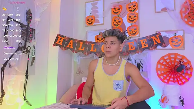 Snapshot of Almiboys chatting on October 27, 1:31 am Almiboys online show from October 27, 1:31 am