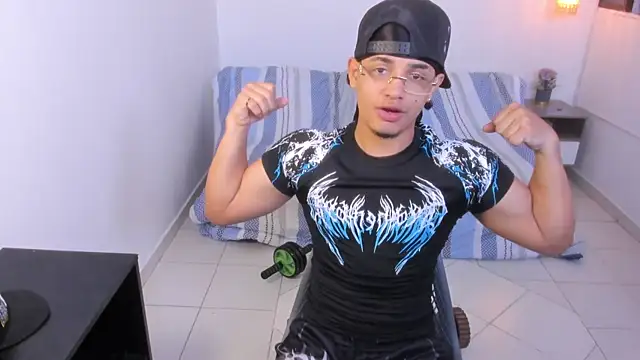 Snapshot of samxx_muscle chatting on July 8, 12:53 pm samxx muscle online show from July 8, 12:53 pm