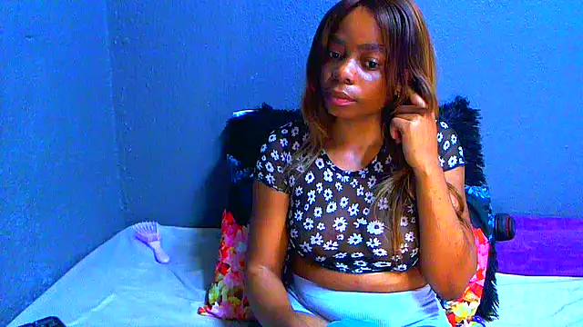 SMALLBOOBSXX online show from June 12, 5:39 am