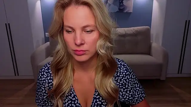 Snapshot of MelanieBennett chatting on June 25, 6:51 am MelanieBennett online show from June 25, 6:51 am