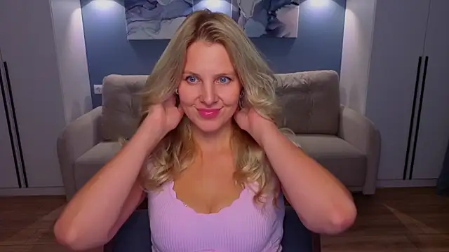 Snapshot of MelanieBennett chatting on July 13, 8:17 am MelanieBennett online show from July 13, 8:17 am
