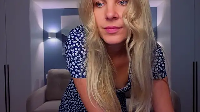 Snapshot of MelanieBennett chatting on July 14, 10:21 am MelanieBennett online show from July 14, 10:21 am