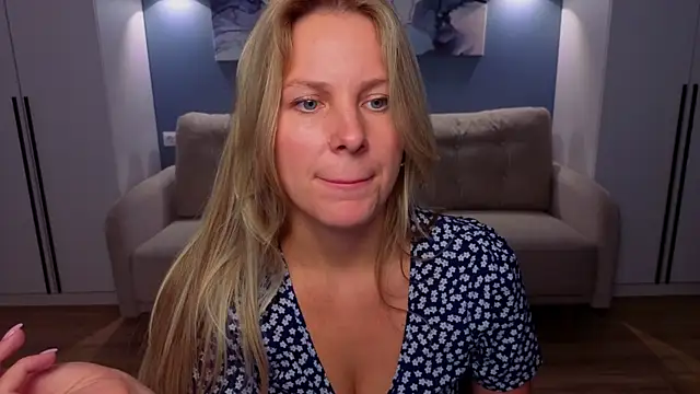Snapshot of MelanieBennett chatting on July 16, 9:26 am MelanieBennett online show from July 16, 9:26 am