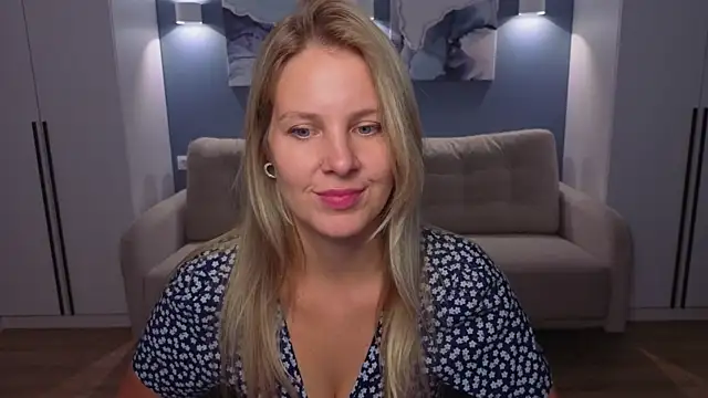 Snapshot of MelanieBennett chatting on July 19, 8:51 am MelanieBennett online show from July 19, 8:51 am