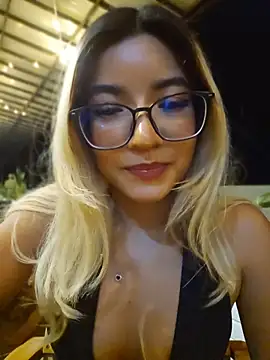 Pretty roxxyy online show from April 25, 12:13 am