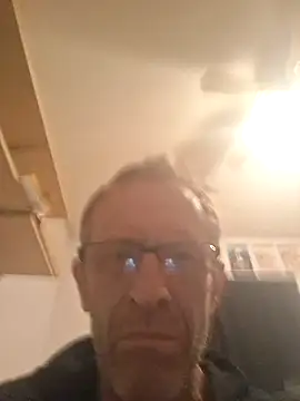 Snapshot of moasslicker chatting on November 17, 2:50 am moasslicker online show from November 17, 2:50 am