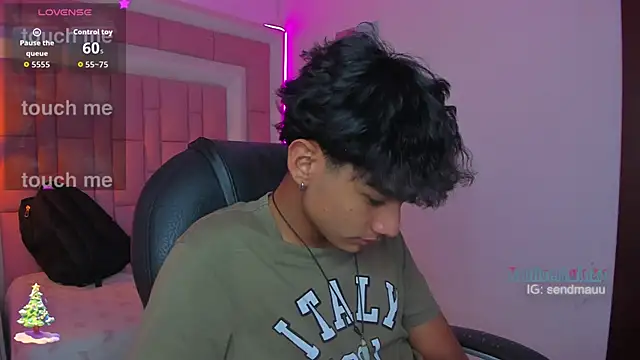 OliverTwinky online show from December 4, 2:37 pm