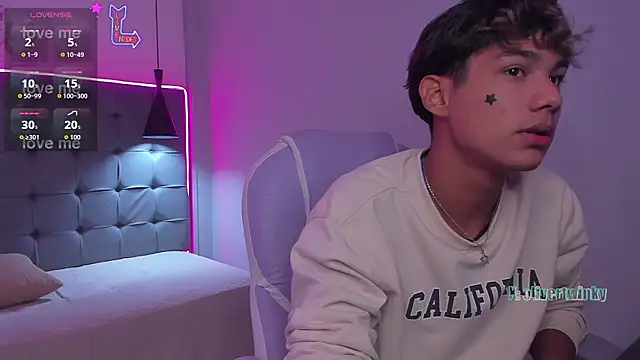 OliverTwinky online show from February 1, 9:35 pm