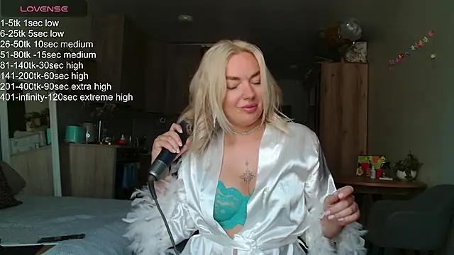 Snapshot of Eva___forever chatting on June 7, 4:05 am Eva forever online show from June 7, 4:05 am