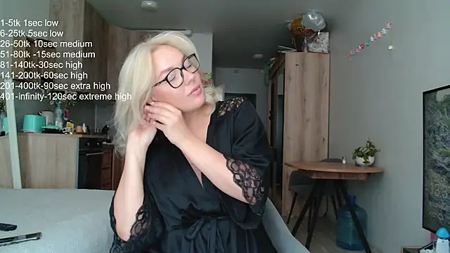 Snapshot of Eva___forever chatting on June 9, 6:36 am Eva forever online show from June 9, 6:36 am