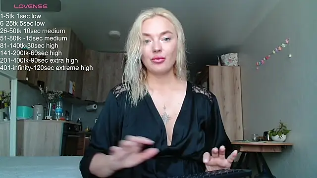 Snapshot of Eva___forever chatting on June 21, 3:31 am Eva forever online show from June 21, 3:31 am