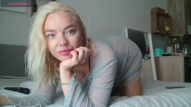 Snapshot of Eva___forever chatting on July 7, 6:47 am Eva forever online show from July 7, 6:47 am