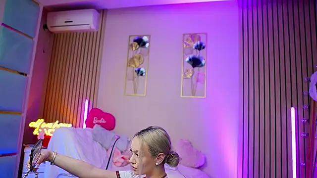 SabrinaJade online show from February 21, 7:09 am