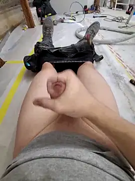 Snapshot of geilerschwanz556r7 chatting on February 13, 8:32 am geilerschwanz556r7 online show from February 13, 8:32 am