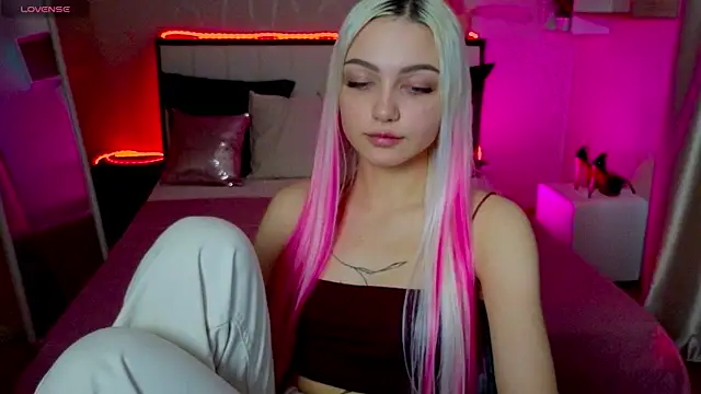 LinaLirian online show from November 8, 1:33 pm