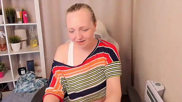 Karen Villis online show from May 3, 12:00 pm