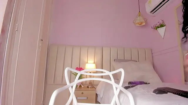 Snapshot of _lucia_18 chatting on June 6, 1:05 pm lucia 18 online show from June 6, 1:05 pm