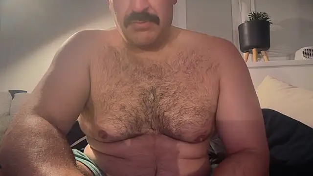 Snapshot of CloudyMuscleBeefy chatting on April 14, 12:16 am CloudyMuscleBeefy online show from April 14, 12:16 am