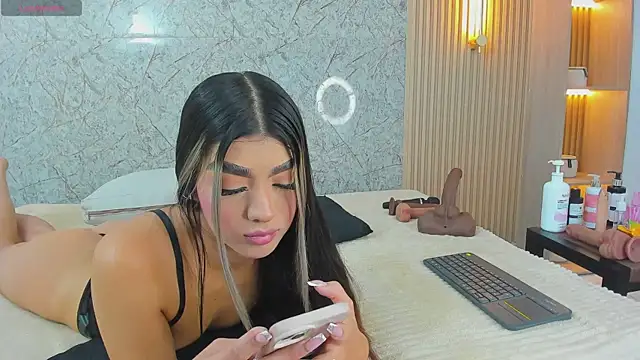 Snapshot of Antonella_west chatting on May 4, 10:17 pm Antonella west online show from May 4, 10:17 pm