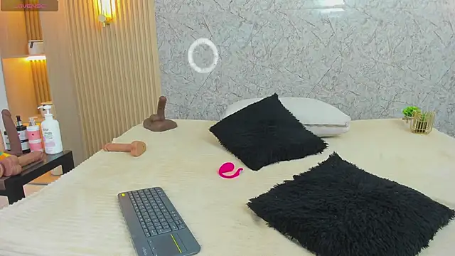 Snapshot of Antonella_west chatting on June 1, 8:32 pm Antonella west online show from June 1, 8:32 pm