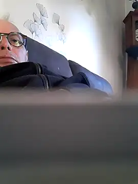 Snapshot of Vince072 chatting on October 6, 6:11 am Vince072 online show from October 6, 6:11 am