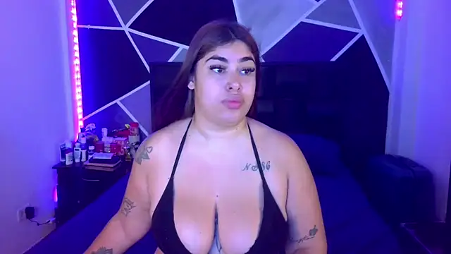 Snapshot of jazminslut chatting on May 4, 12:39 am jazminslut online show from May 4, 12:39 am