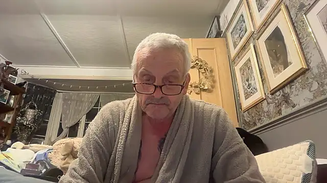 poggles online show from March 8, 9:40 pm